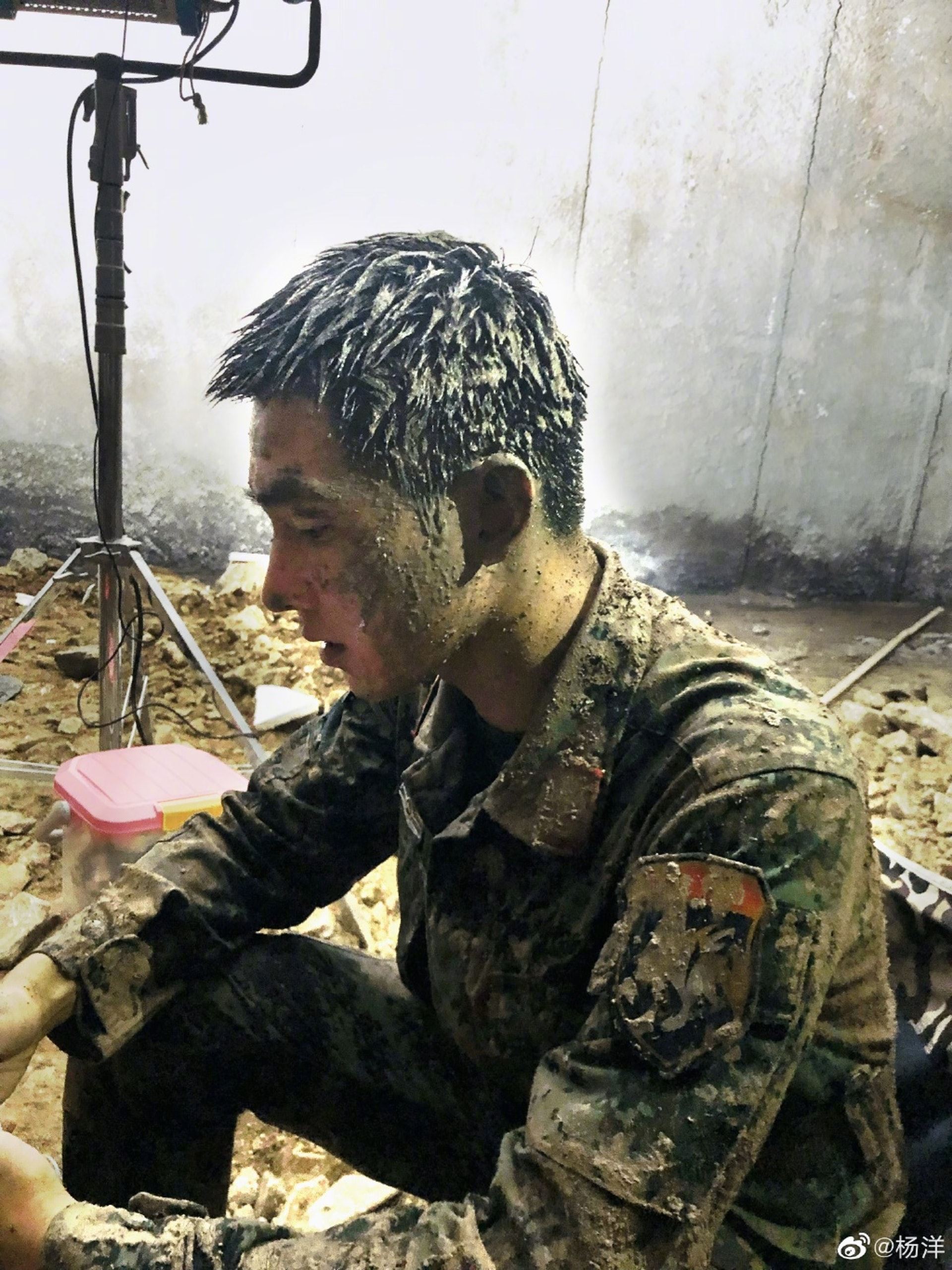 📺《特战荣耀》播放量突破10亿❗️打斗戏都是亲身上阵👊杨洋还吃了真蜈蚣🔥