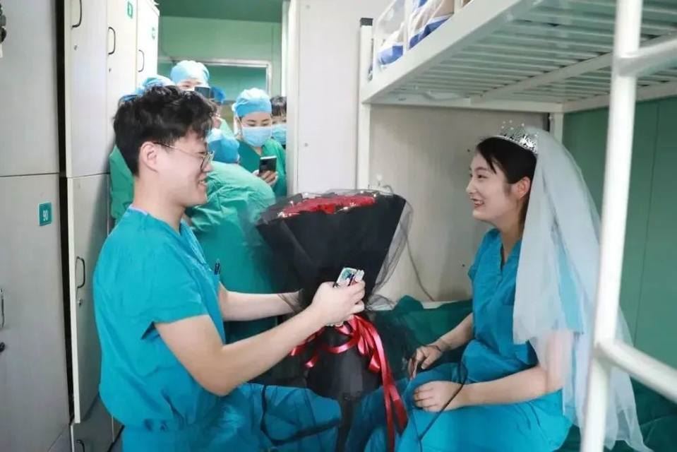 sibuk sangat sampai tak sempat cuti, pasangan ini kahwin di hospital