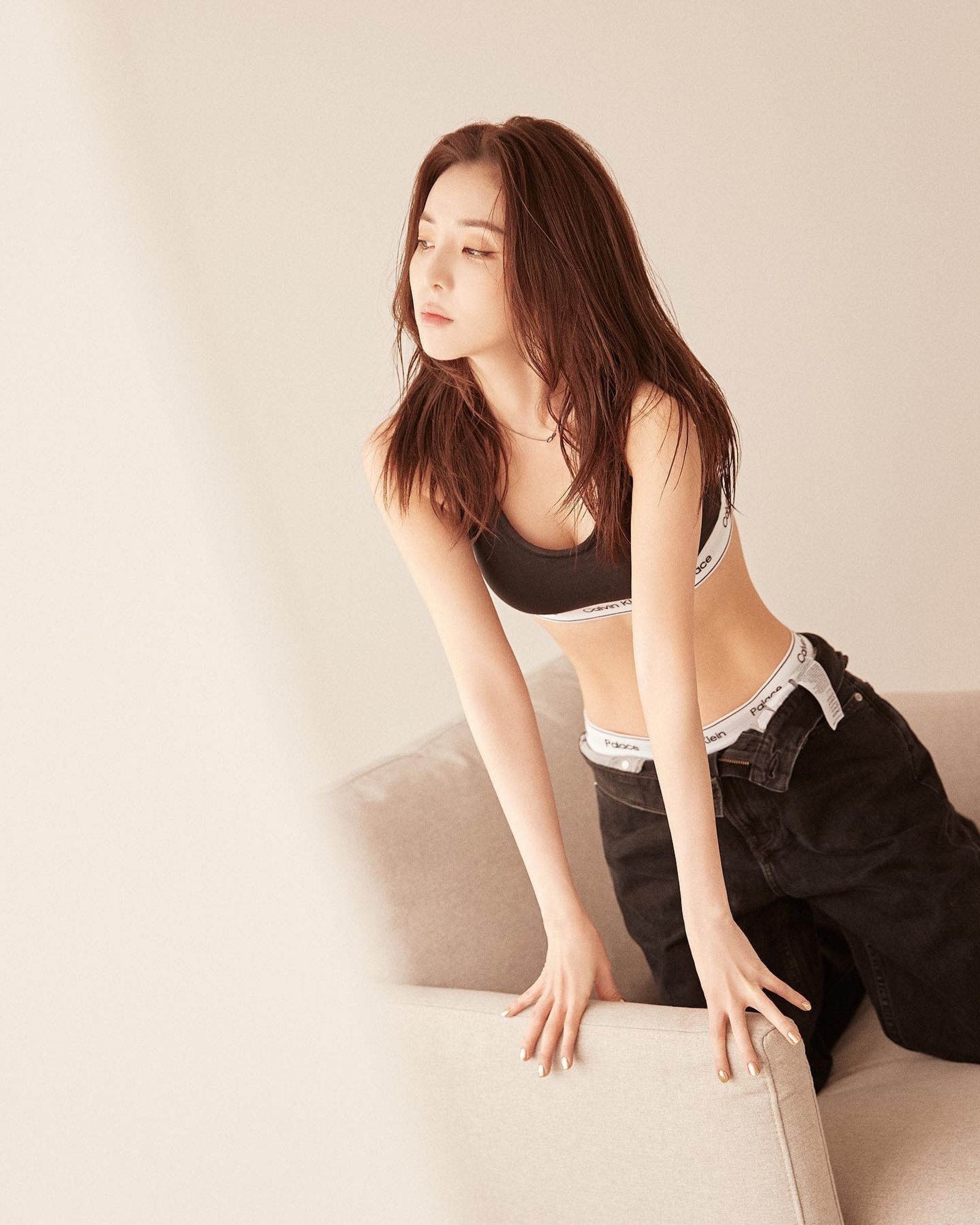 🔥【多图】dara晒出性感写真❗️公开完美线条😍每天睡前都会做400下腹肌运动💪