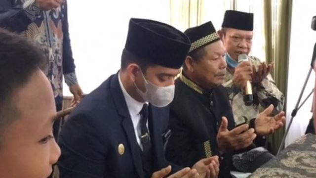 akibat terlalu kacak, tok kadi ini curi tumpuan ramai tetamu majlis hingga 'overshadow' pengantin