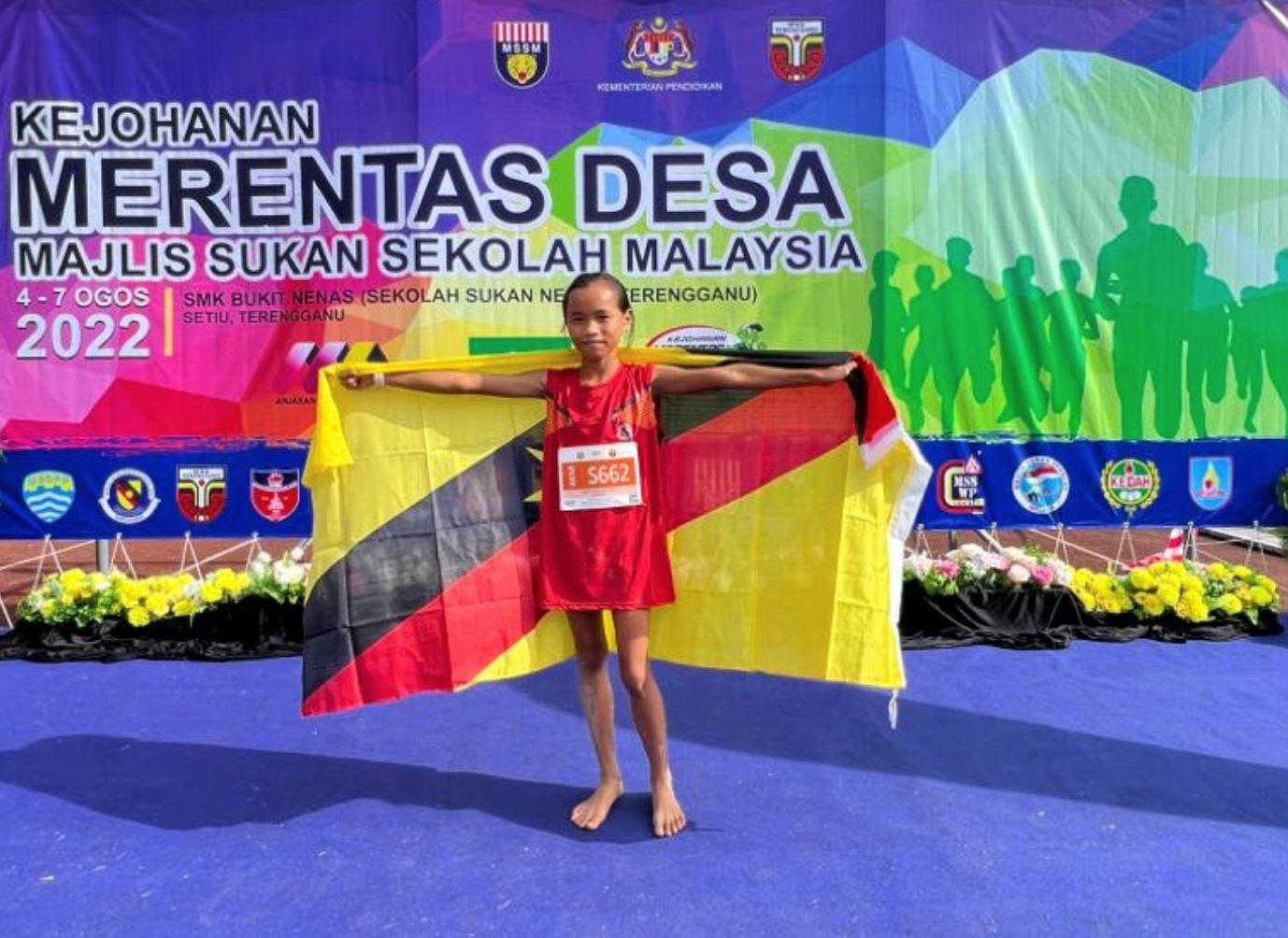 sarawakian girl runs barefoot in cross country championship and wins first place!