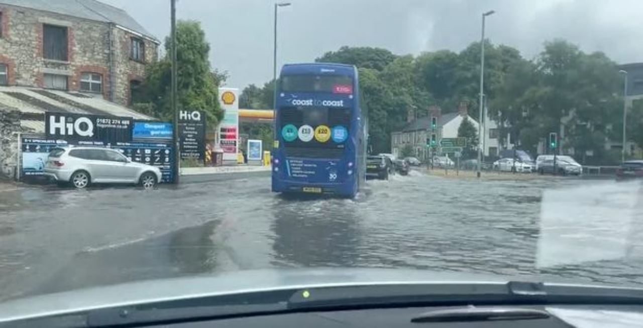 lepas kemarau, uk kini dilanda ribut petir pula