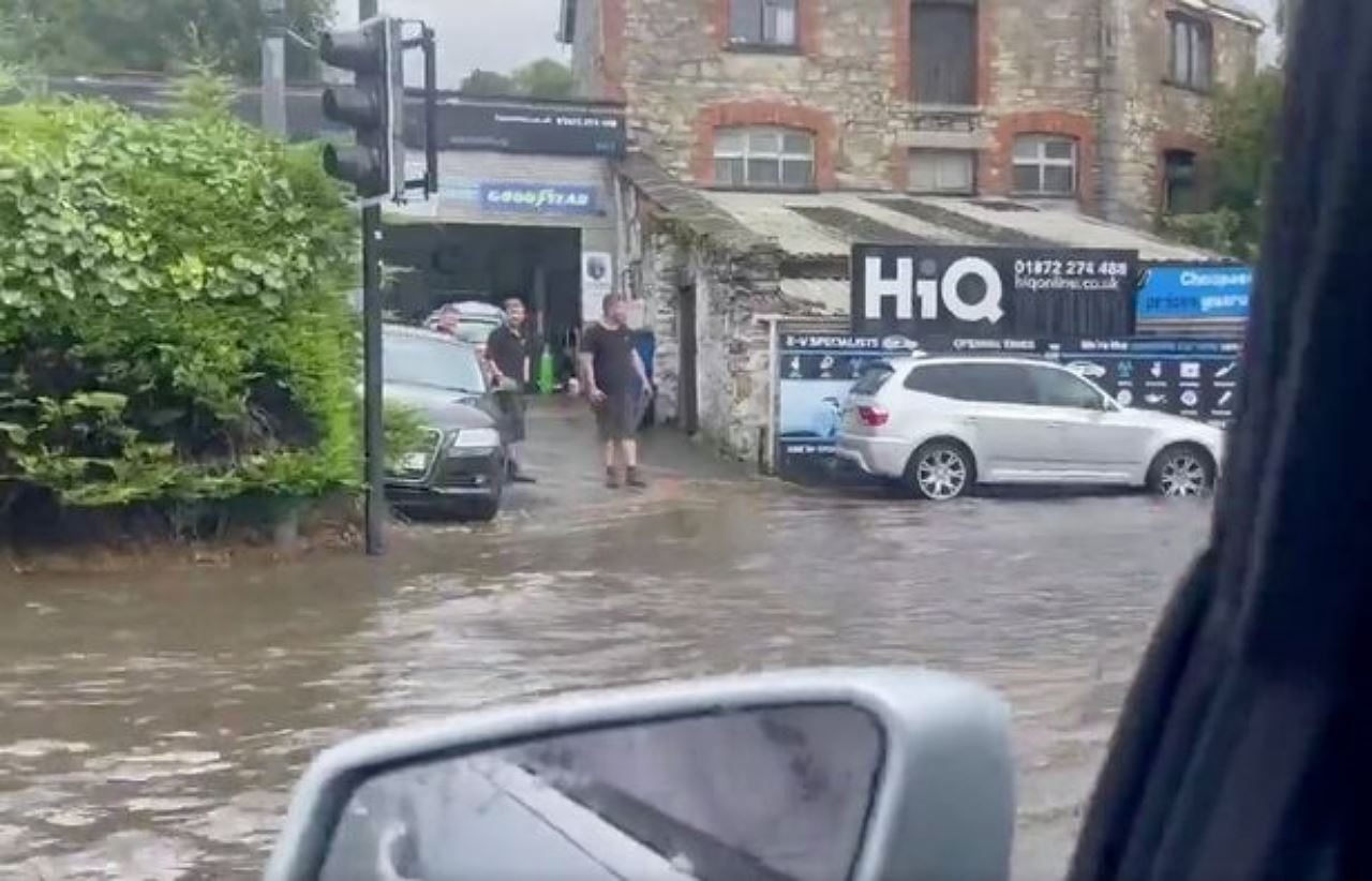 lepas kemarau, uk kini dilanda ribut petir pula