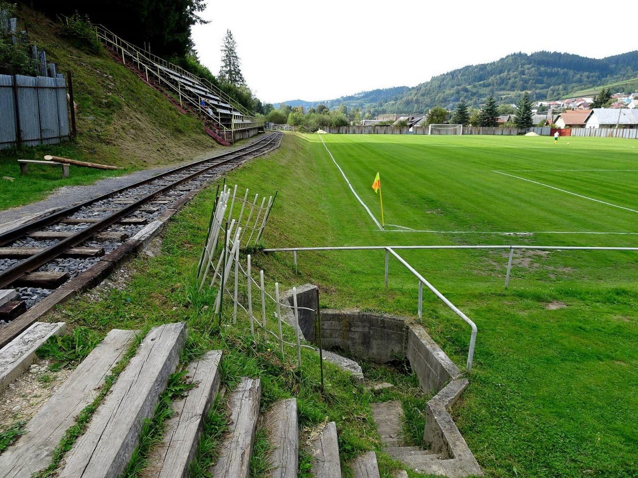 dalam stadium bola ini ada laluan kereta api yang masih berfungsi