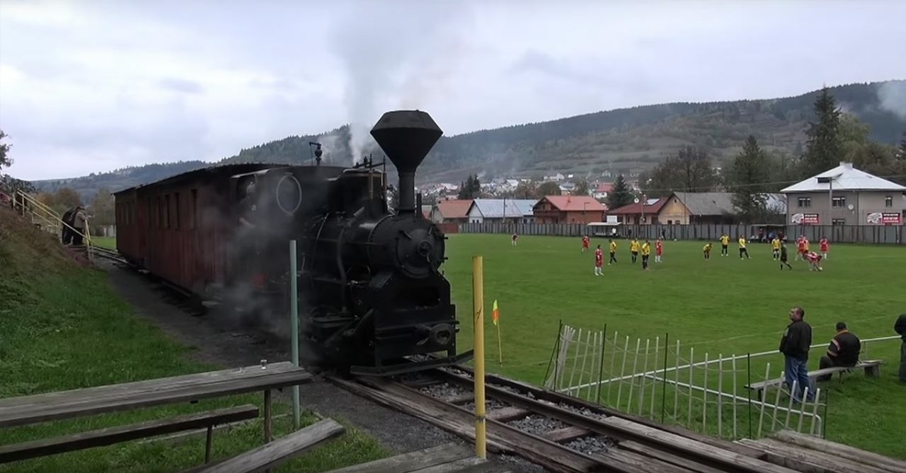 dalam stadium bola ini ada laluan kereta api yang masih berfungsi