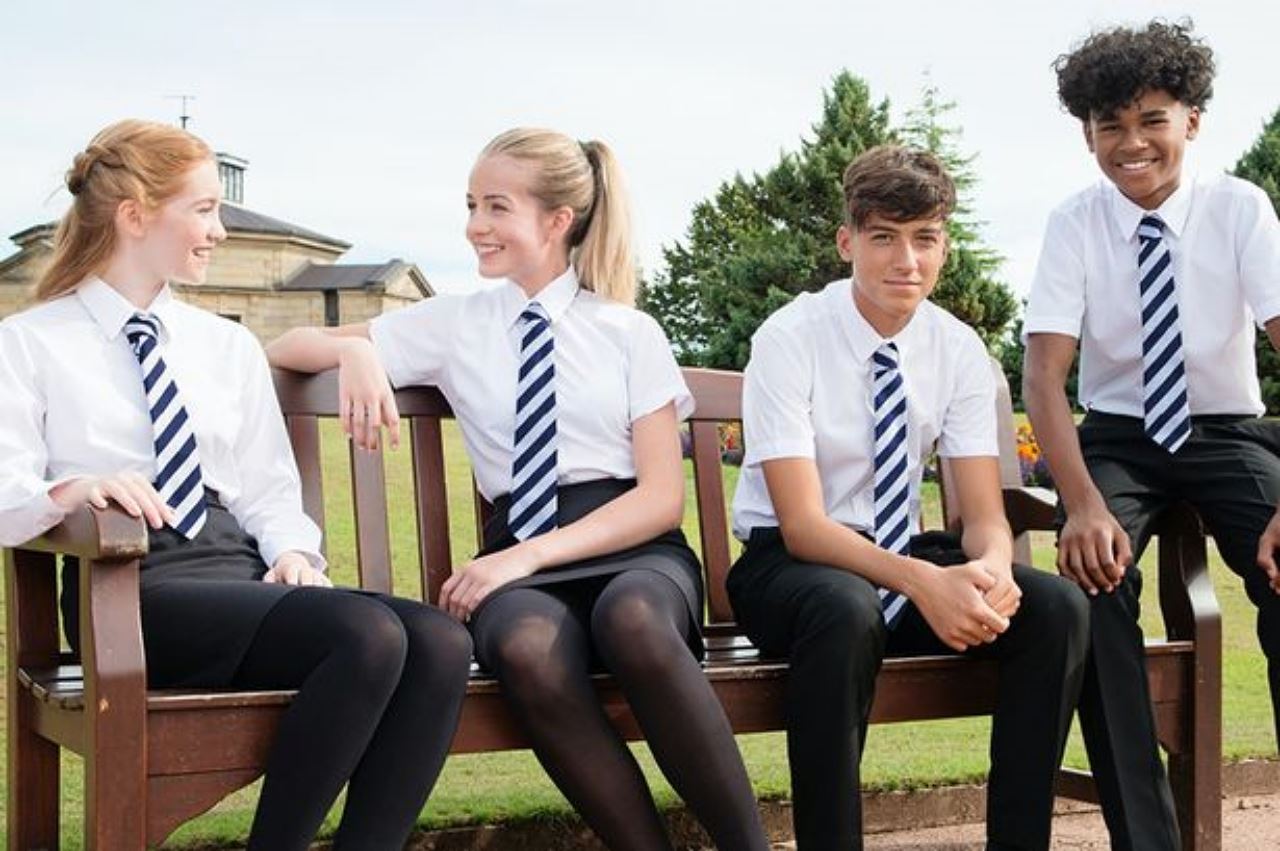 beberapa sekolah larang pakaian seragam tidak berjenama