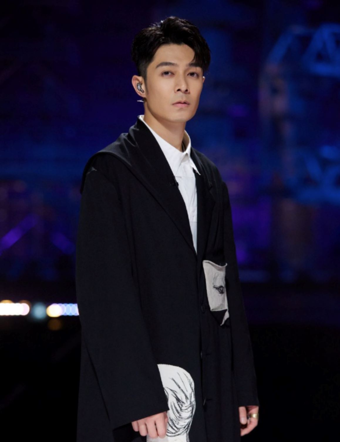 😍【披荆斩棘】周柏豪儿时照片曝光❗️网友惊叹：吃什么长大的