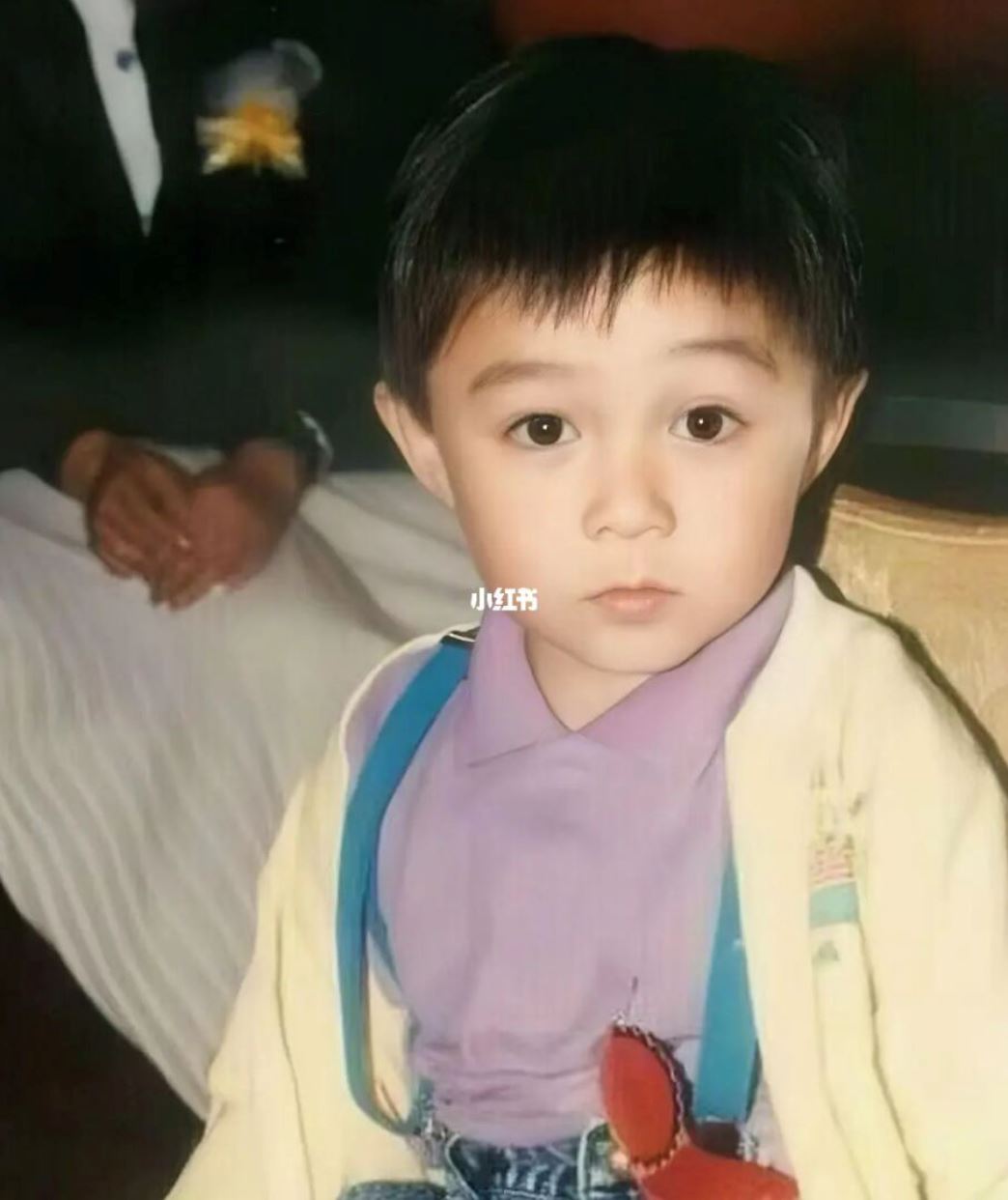 😍【披荆斩棘】周柏豪儿时照片曝光❗️网友惊叹：吃什么长大的