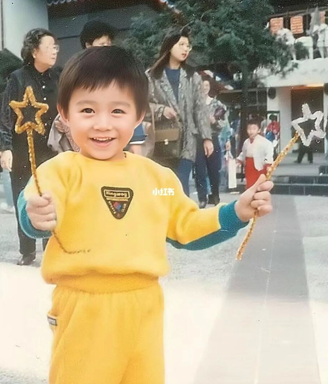 😍【披荆斩棘】周柏豪儿时照片曝光❗️网友惊叹：吃什么长大的