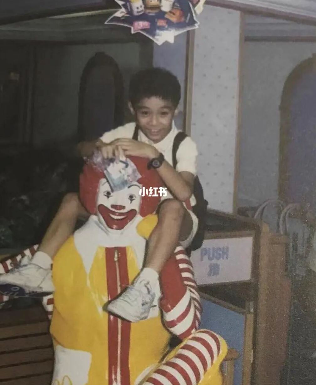 😍【披荆斩棘】周柏豪儿时照片曝光❗️网友惊叹：吃什么长大的