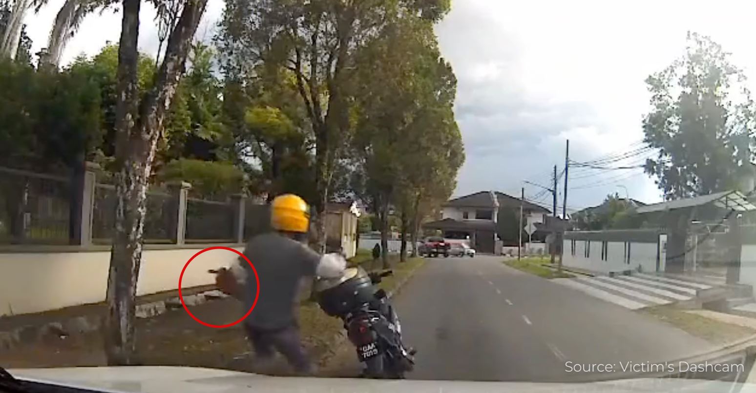 kuching police is looking for suspect who snatched a woman’s bag after rear-ending her her car