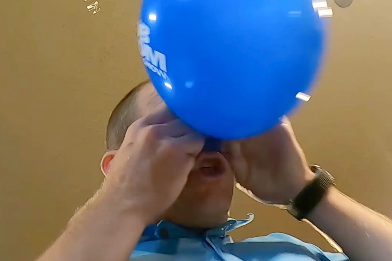 dalam seminit, lelaki ini boleh tiup 10 belon guna hidung