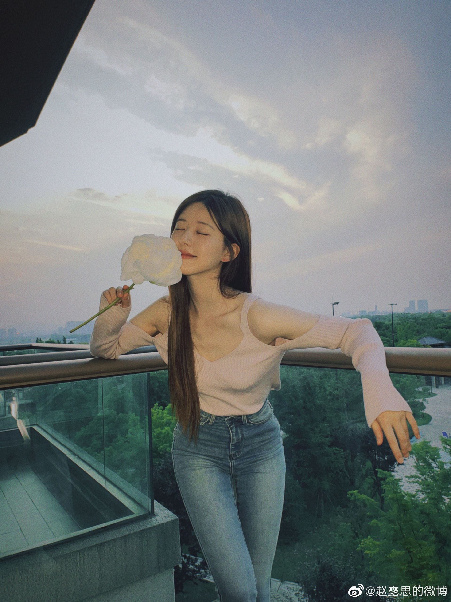 💎deep u晚装现身活动❗️赵露思「好身材」震惊网友🔥