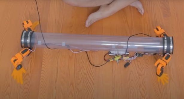 kesian ular tiada kaki, lelaki ini cipta kaki robot bantu ular jalan ‘normal’