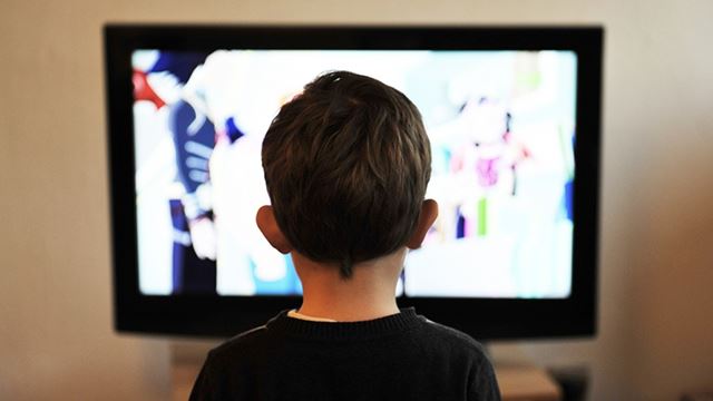 budak-tengok-tv-640.png