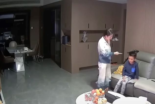 akibat banyak tengok tv, anak ini didenda tengok tv banyak lagi