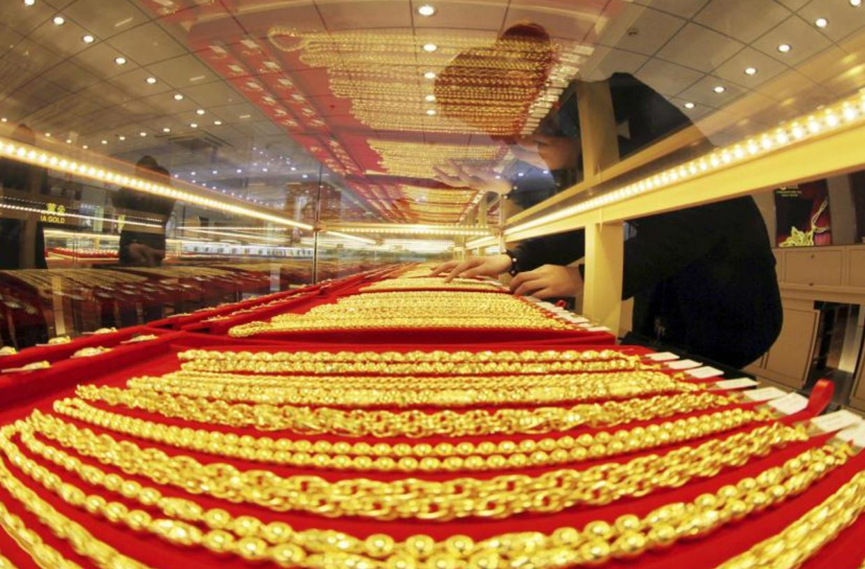 man in perak arrested by police after trying to rob goldsmith shop with toy gun