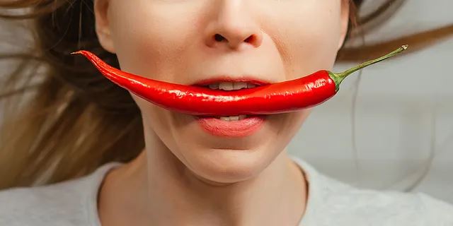 bahaya! wanita patah rusuk akibat terbatuk lepas makan pedas