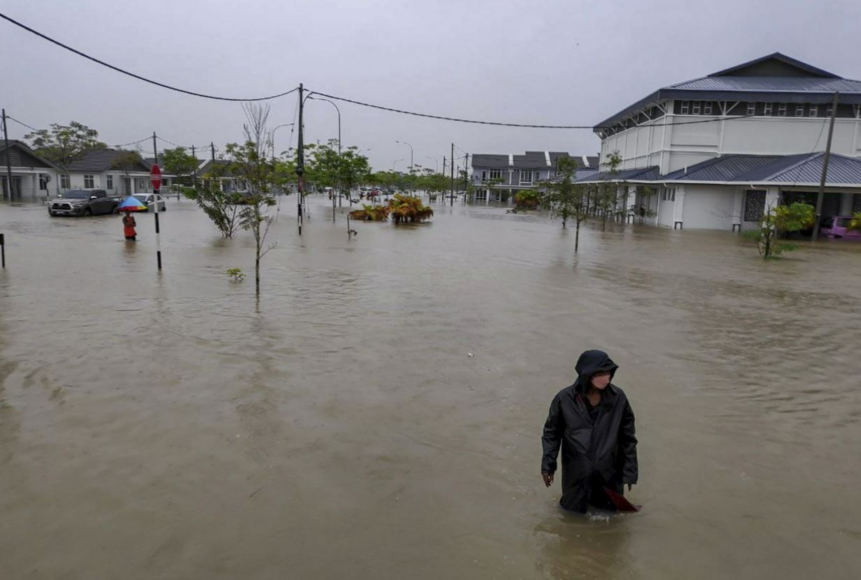 more flood victims are being evacuated in kelantan and pahang, number of victims in terengganu decreases