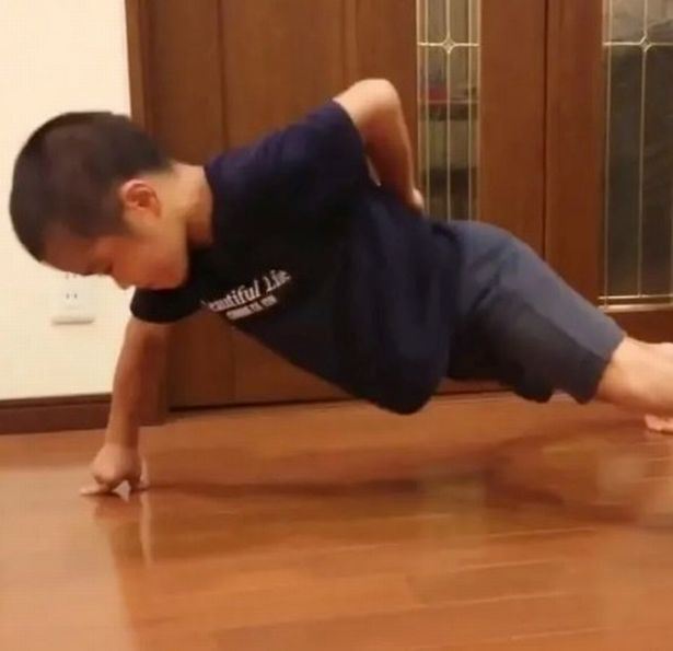 budak 12 tahun buat push-up dua jari sebelah tangan, digelar ‘mini bruce lee’