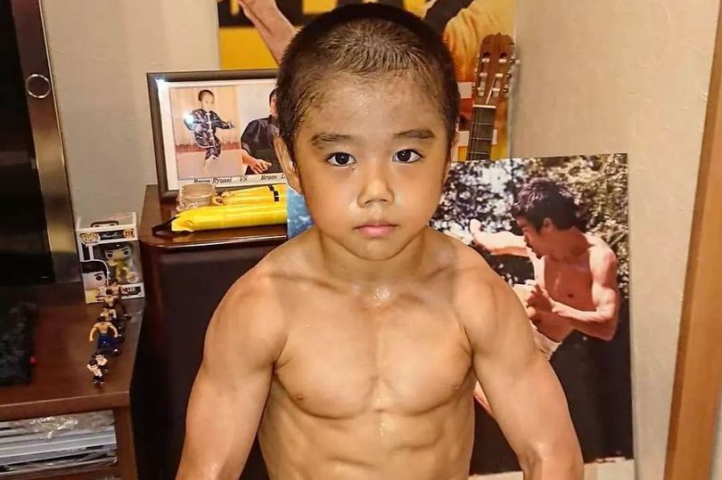 budak 12 tahun buat push-up dua jari sebelah tangan, digelar ‘mini bruce lee’