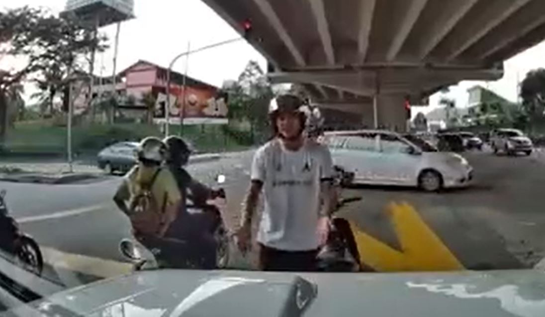 video of motorcyclist backing up into a car and blames car owner for “hitting” him went viral, netizens are furious!