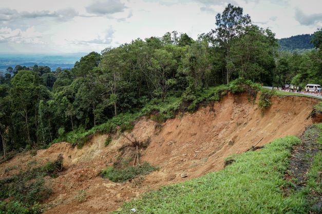 tragedi tanah runuh, ibu anak ditemui mati berpelukan 