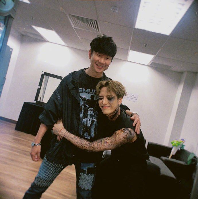 🎤【影片】王嘉尔真的现身林俊杰演唱会❗️合体演唱《过》全场尖叫声不断🔥