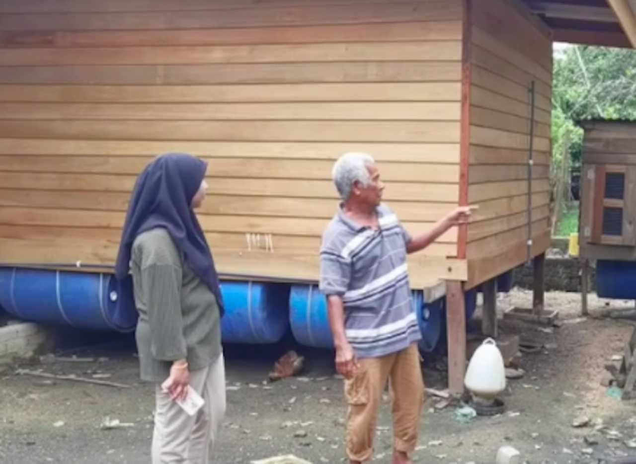 dulu pernah kena ejek, rumah kelong kini terapung selamat dari banjir