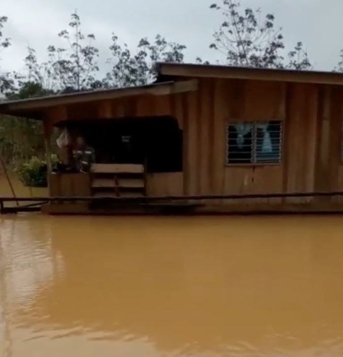 dulu pernah kena ejek, rumah kelong kini terapung selamat dari banjir