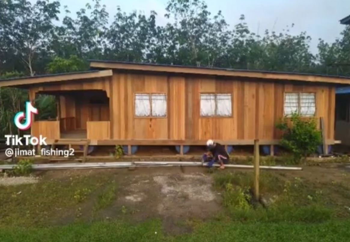 elderly man makes his house float using 69 plastic barrels because he was getting tired of floods