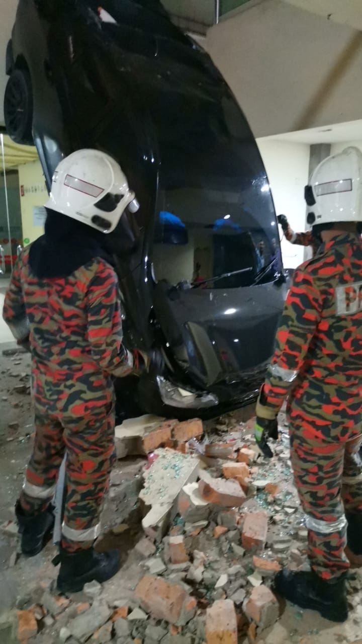 car misses turn and falls from multi storey shopping mall car park in sabah