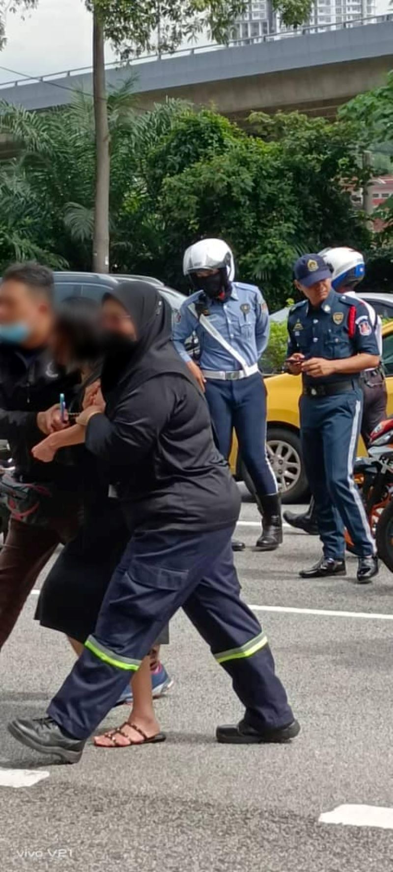oh no! driver stops in the middle of kl road & causes traffic because she had a panic attack!