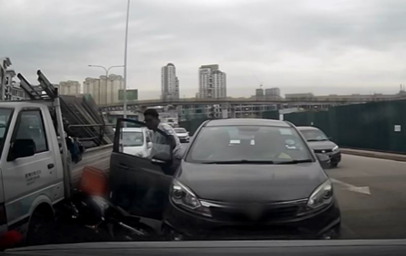 m’sians criticized driver who opens car door in the middle of the road causing accident