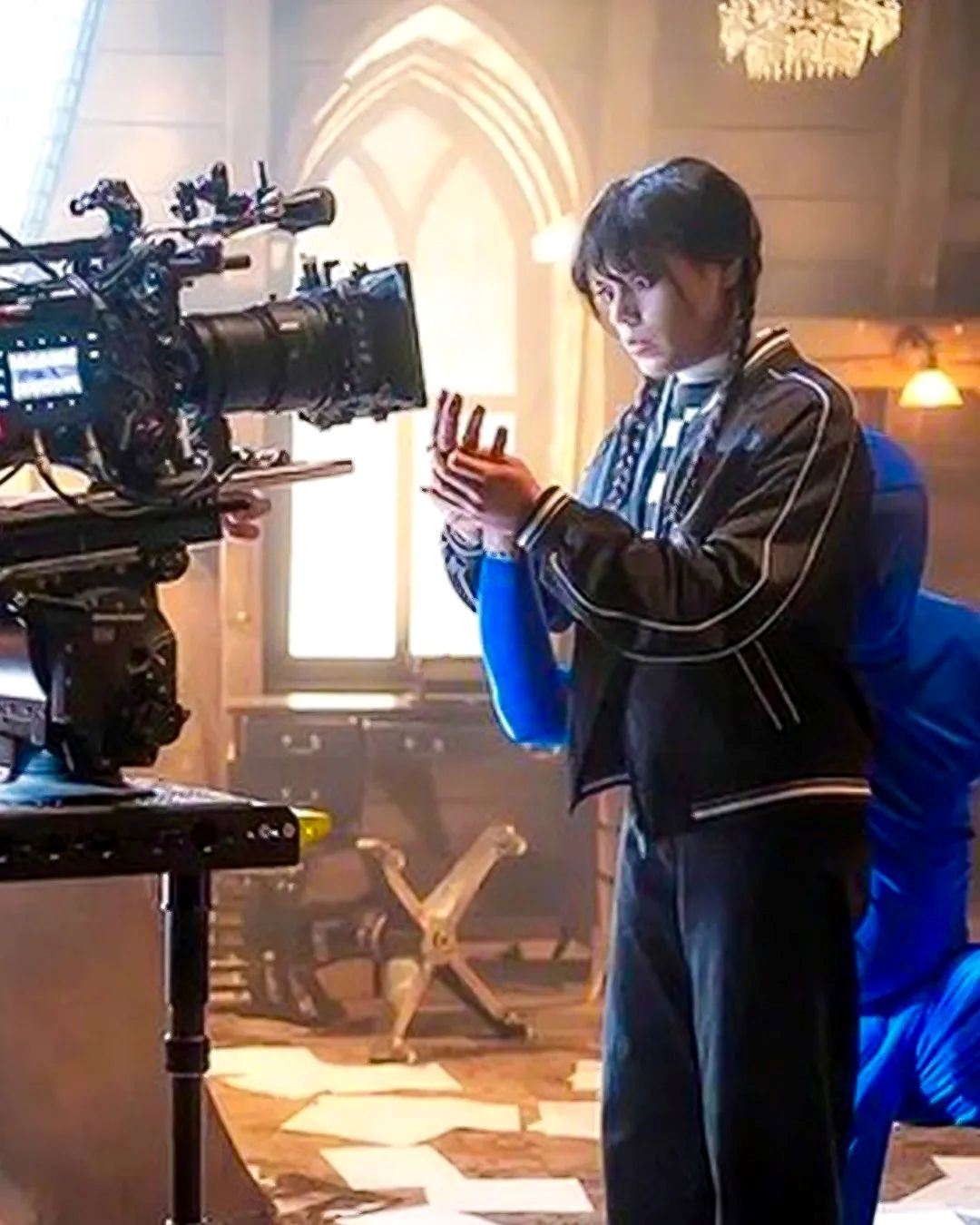 “nampak struggle,” ini pelakon sebenar watak thing si tangan tanpa badan dalam siri wednesday