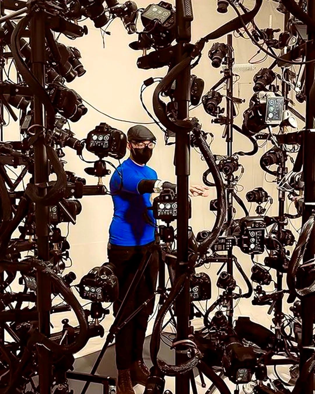 “nampak struggle,” ini pelakon sebenar watak thing si tangan tanpa badan dalam siri wednesday