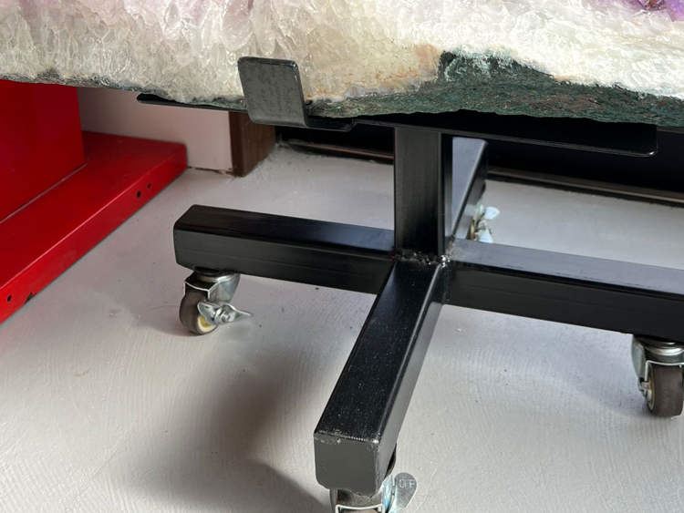 bernilai tinggi, sanggup ke anda guna kerusi pejabat bertatahkan batu permata ini?