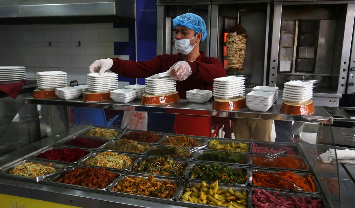 food handlers and eatery workers in selangor must wear facemasks starting 2023