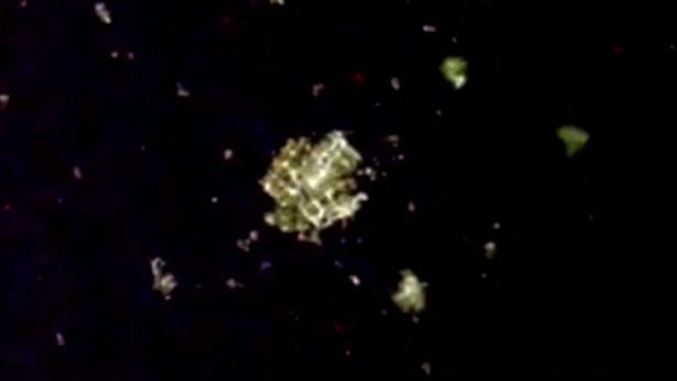 objek aneh terapung dikatakan alien atau mungkin najis angkasawan?