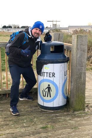 aneh, hobi lelaki ini suka bergambar dengan tong sampah