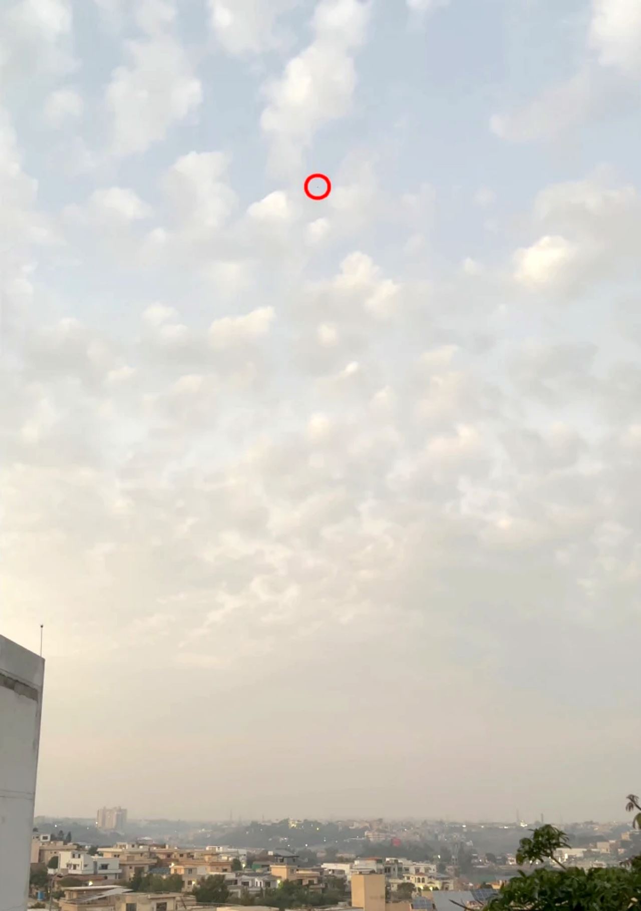 objek misteri dirakam terapung di langit pakistan