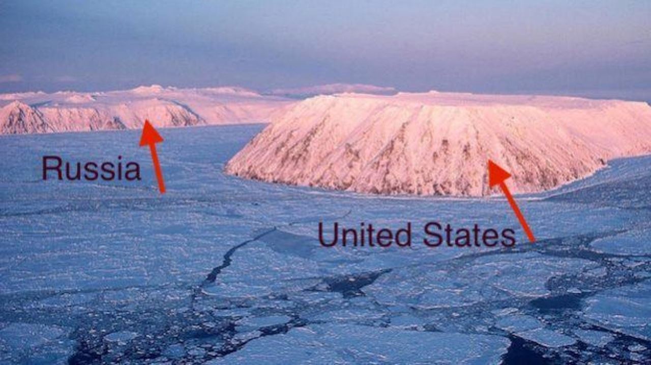 jarak dua pulau ini 3.8km, tapi beza waktu 12 jam