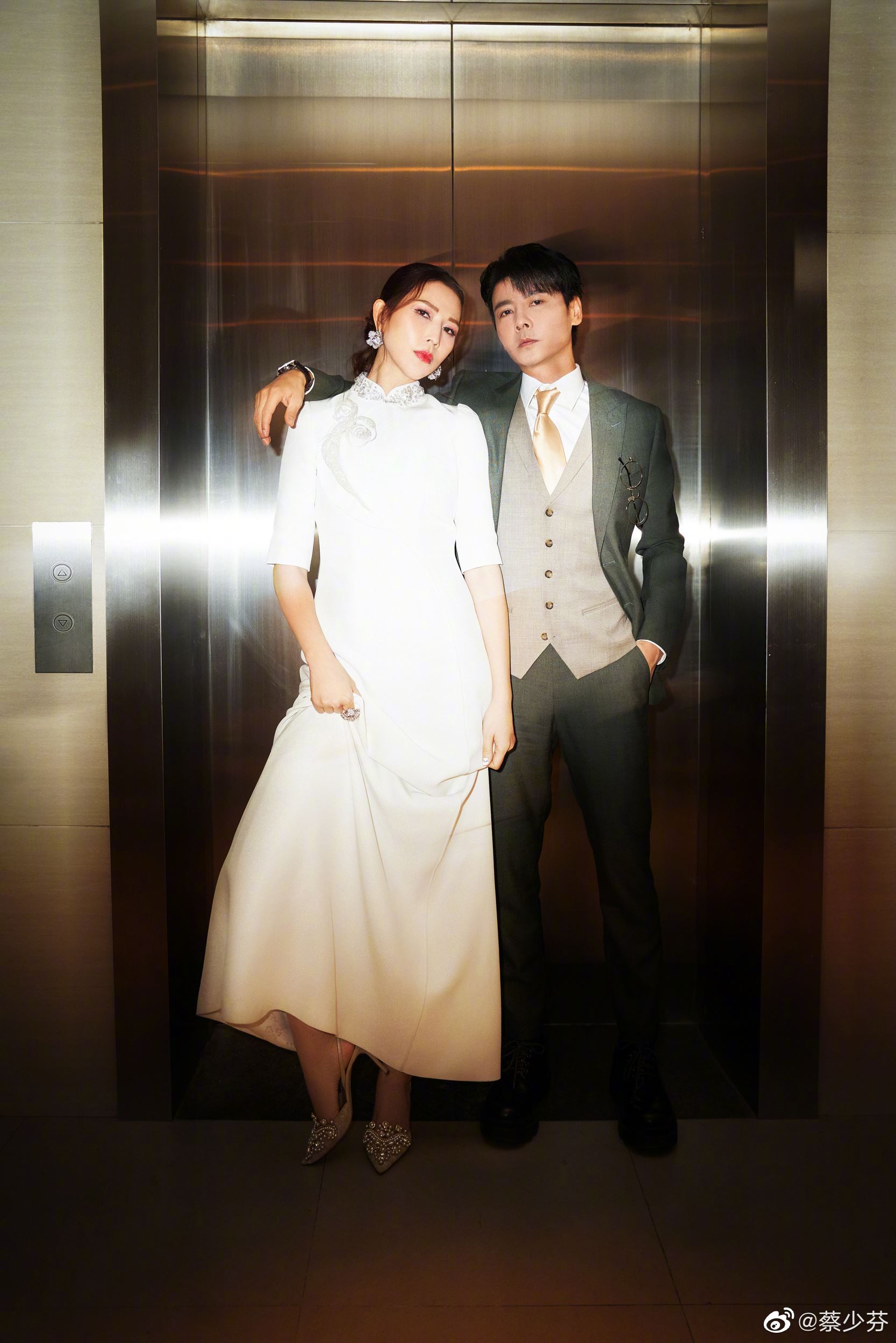 【多图】和张晋庆祝结婚14周年❗️蔡少芬发文：感恩象牙婚❤️