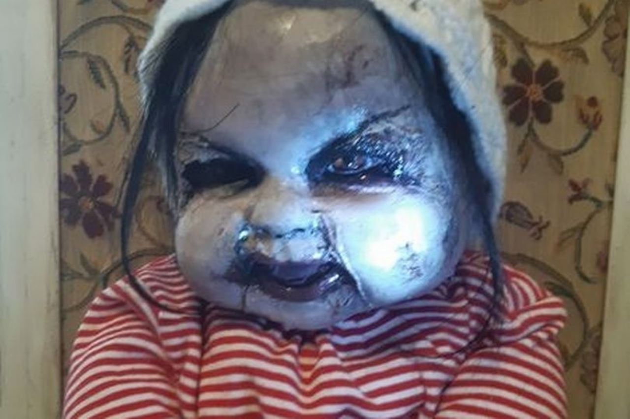 aneh, makin ramai suka simpan patung bayi wajah seram