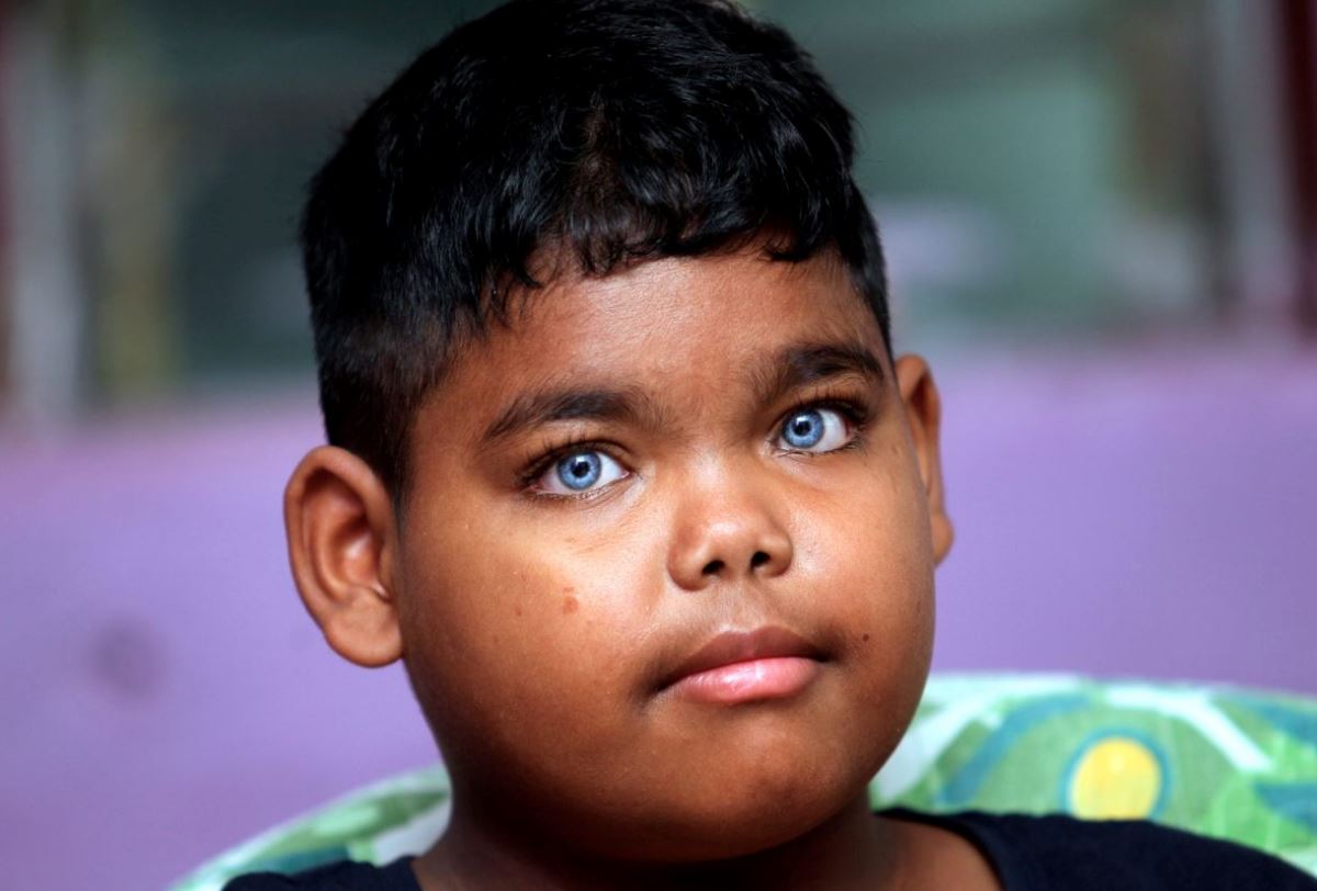 11-year-old orang asli boy captivates m’sians with his stunning blue eyes!