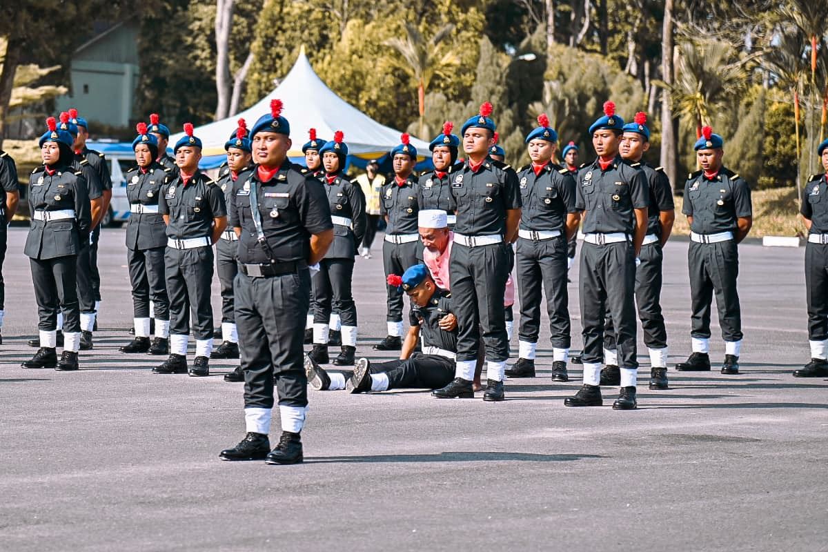 man faints during parade, his uncle who he calls “abah” came to his aid & helped him!