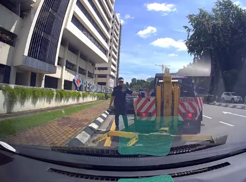 dashcam records car getting a kl tour while it was being towed by authorities