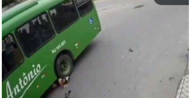 mujur ada topi keledar selamatkan lelaki ini dari digilis bas