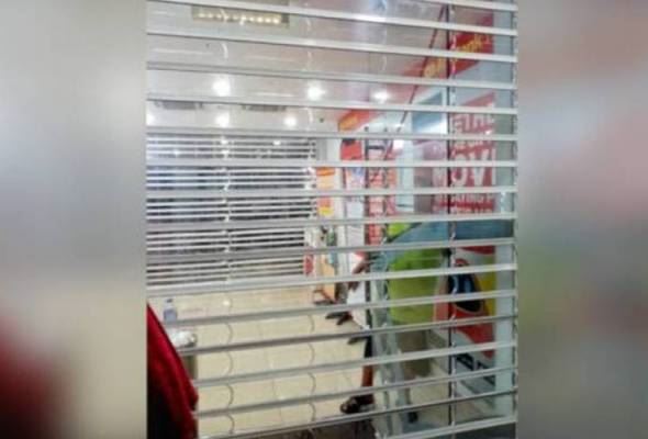 pintu terkunci automatik, lelaki terperangkap dalam bank di melaka
