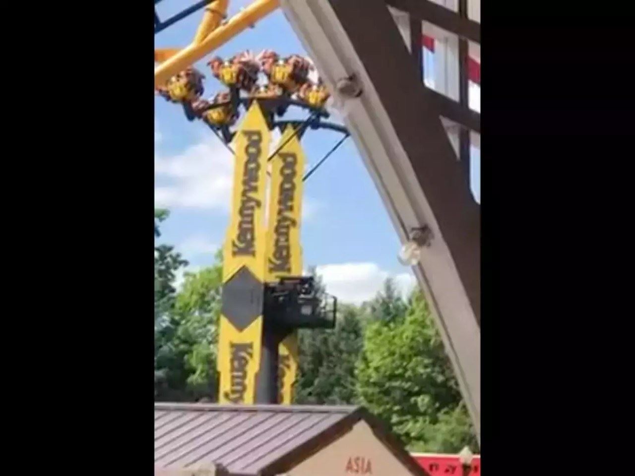 permainan rosak tiba-tiba, pengunjung tergantung terbalik di udara